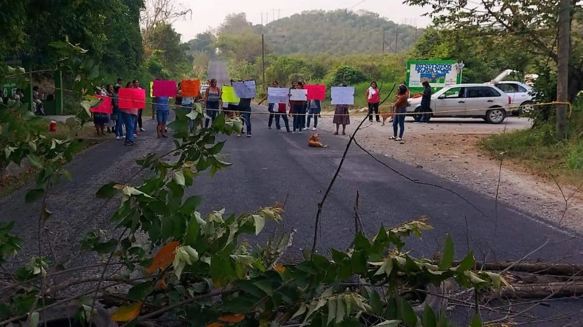 Bloqueo en carretera a Papantla 2